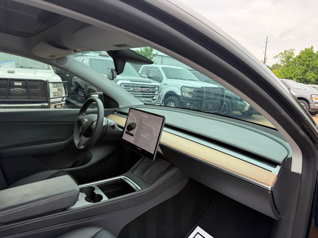 Tesla Model Y Vehicle Full-screen Gallery Image 09