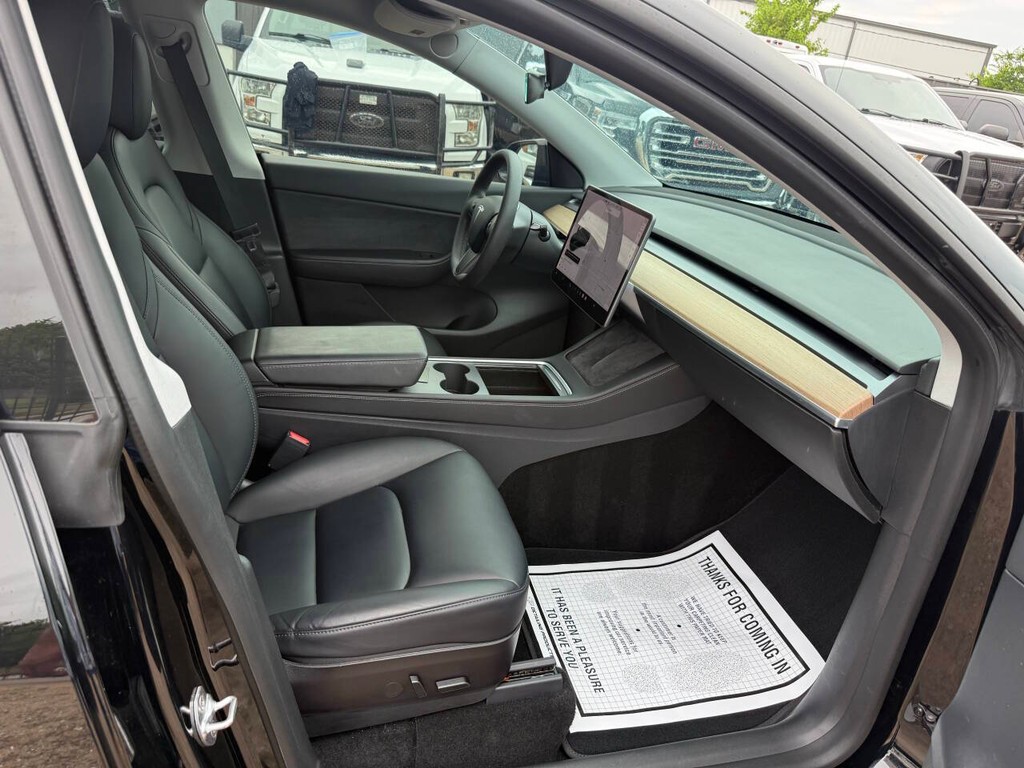 Tesla Model Y Vehicle Full-screen Gallery Image 10