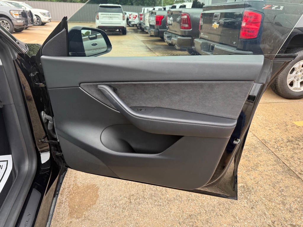 Tesla Model Y Vehicle Full-screen Gallery Image 11