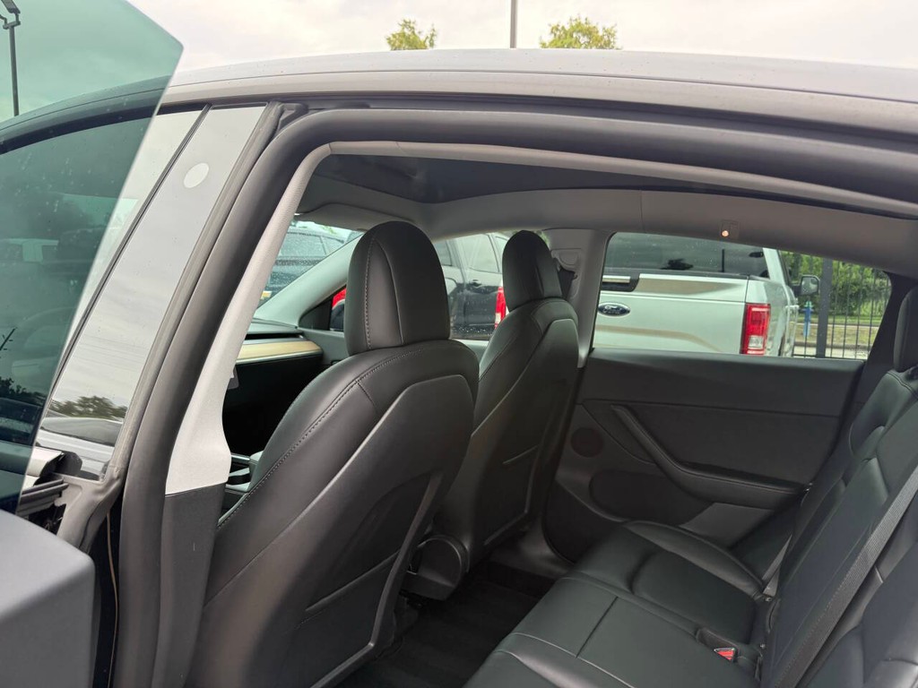 Tesla Model Y Vehicle Full-screen Gallery Image 12