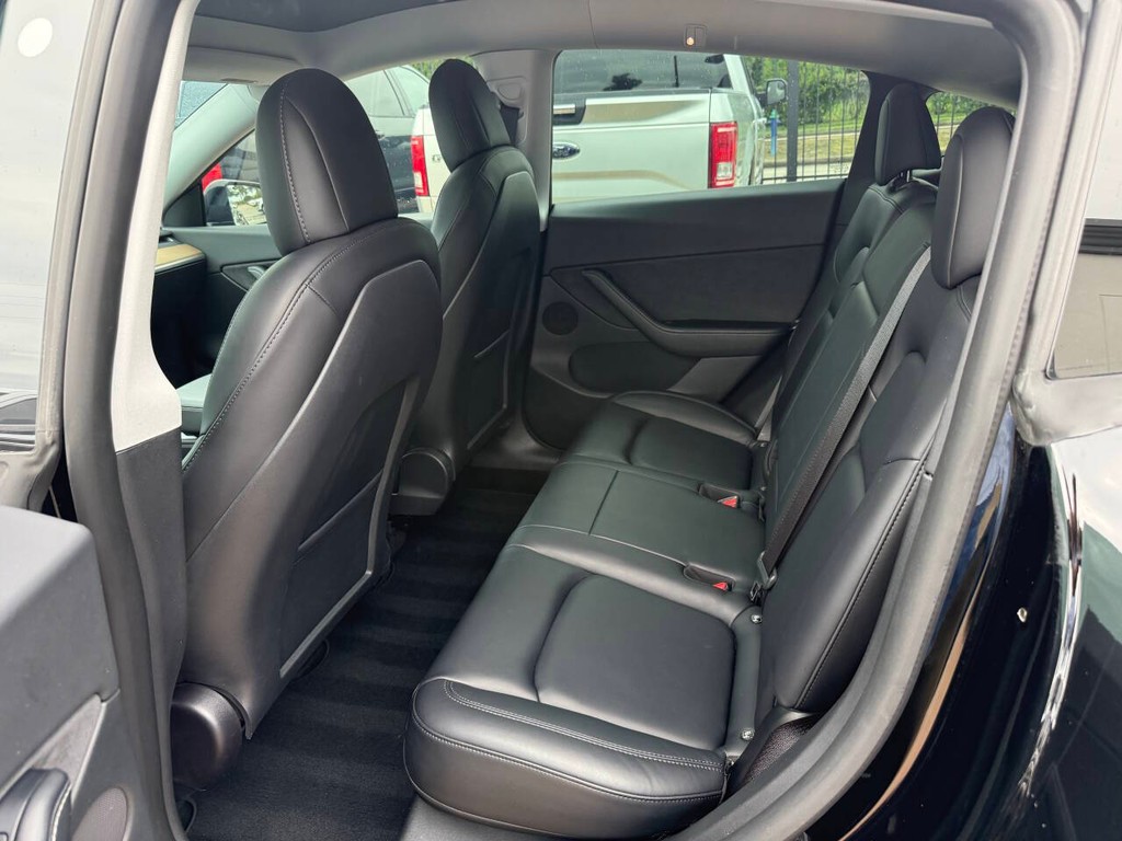 Tesla Model Y Vehicle Full-screen Gallery Image 13