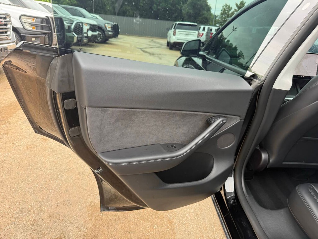 Tesla Model Y Vehicle Full-screen Gallery Image 14
