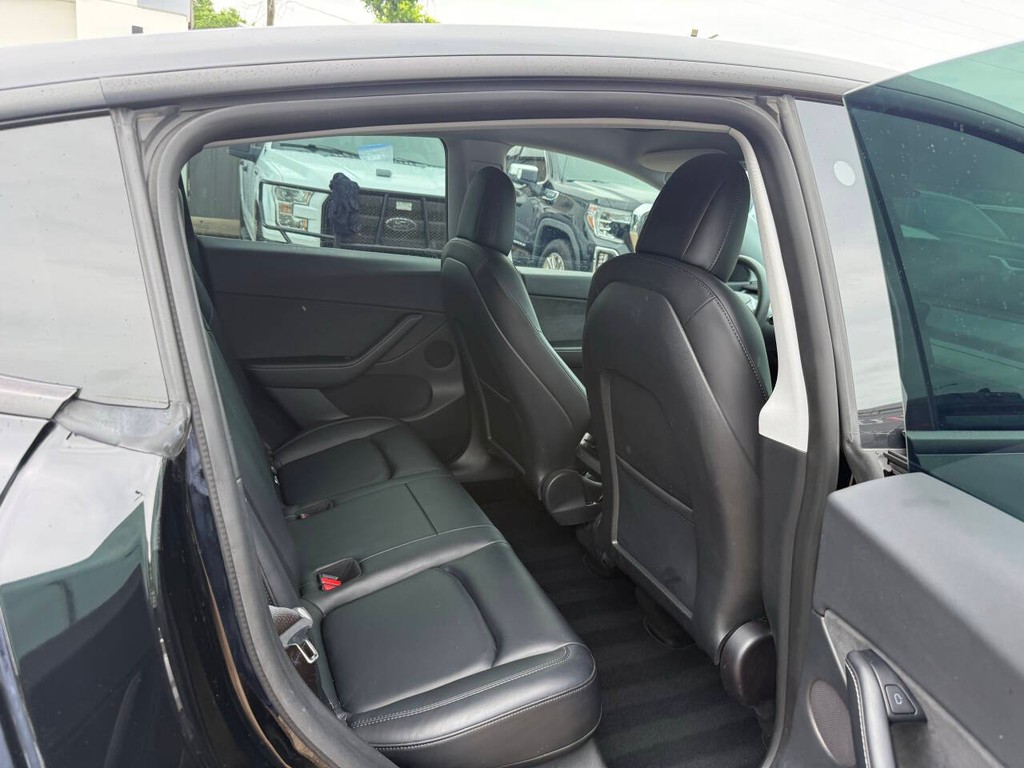 Tesla Model Y Vehicle Full-screen Gallery Image 15