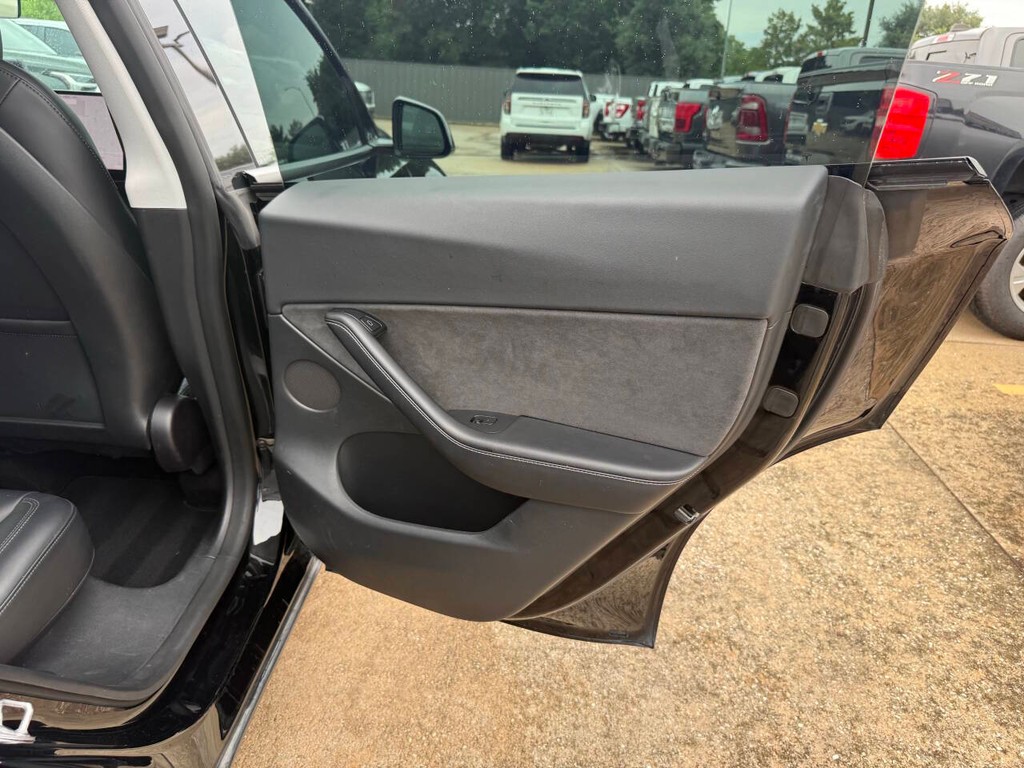 Tesla Model Y Vehicle Full-screen Gallery Image 16