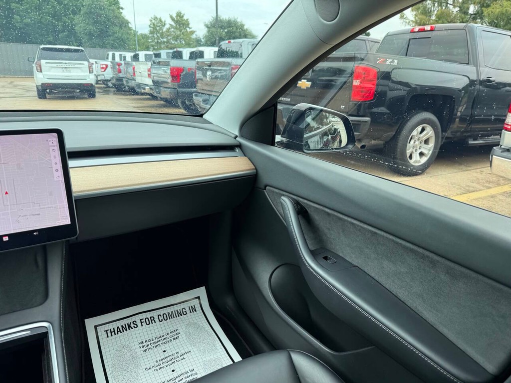 Tesla Model Y Vehicle Full-screen Gallery Image 20