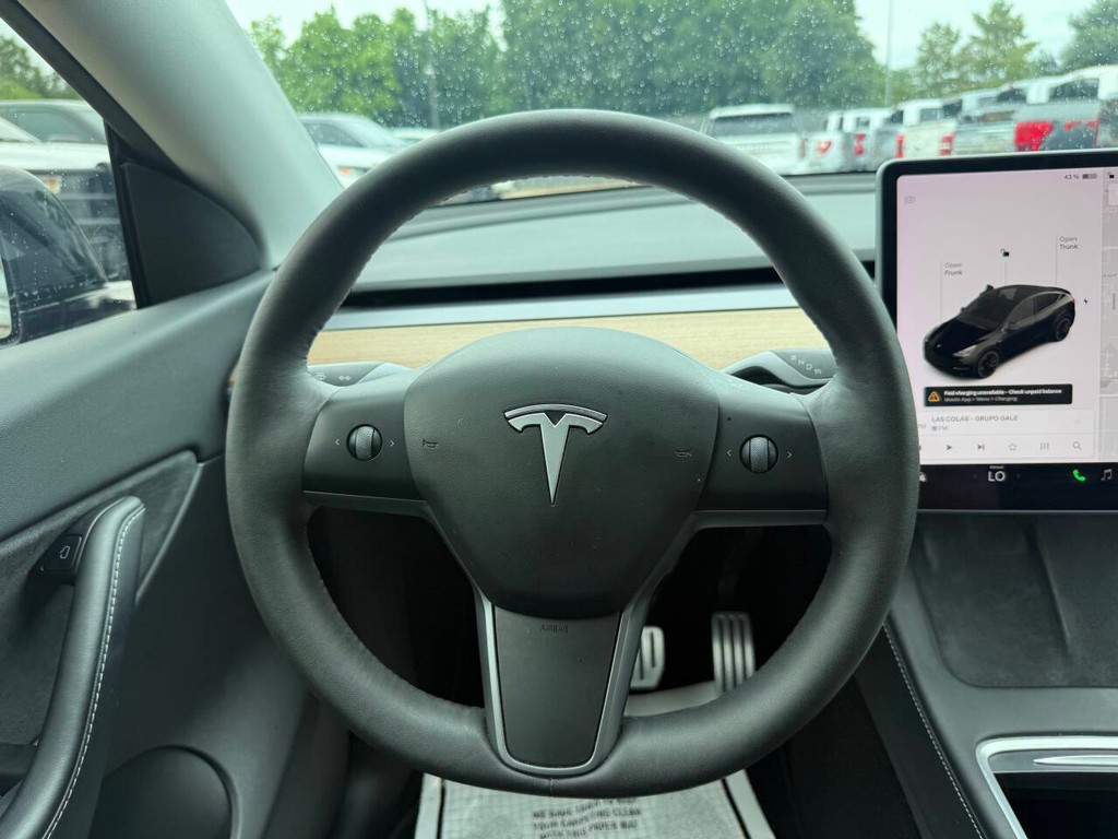 Tesla Model Y Vehicle Full-screen Gallery Image 22