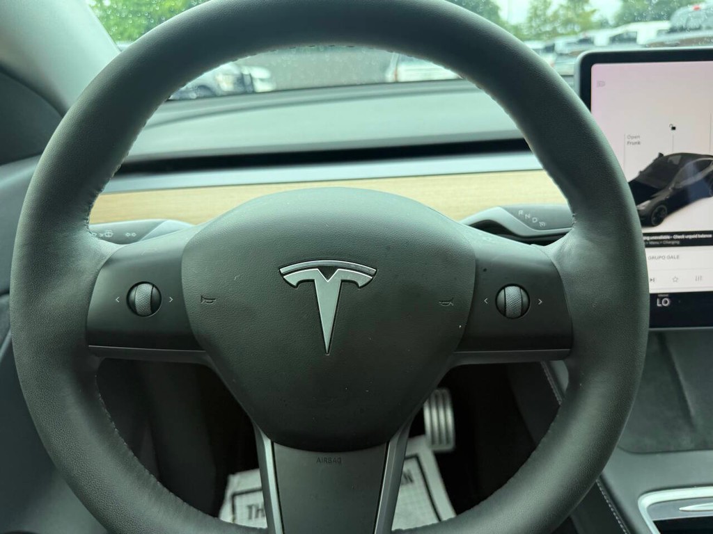 Tesla Model Y Vehicle Full-screen Gallery Image 23