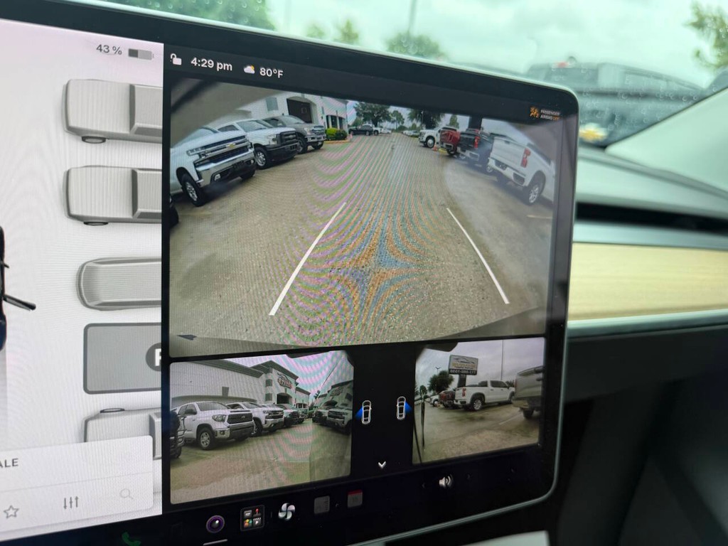 Tesla Model Y Vehicle Full-screen Gallery Image 27
