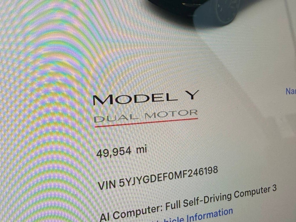 Tesla Model Y Vehicle Full-screen Gallery Image 28