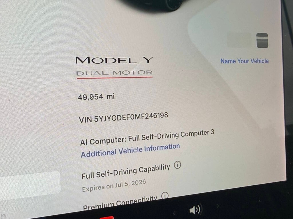 Tesla Model Y Vehicle Full-screen Gallery Image 29