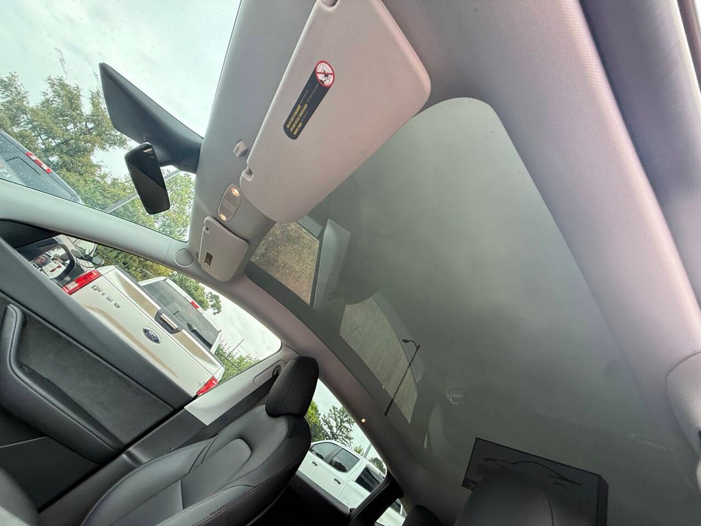 Tesla Model Y Vehicle Full-screen Gallery Image 30