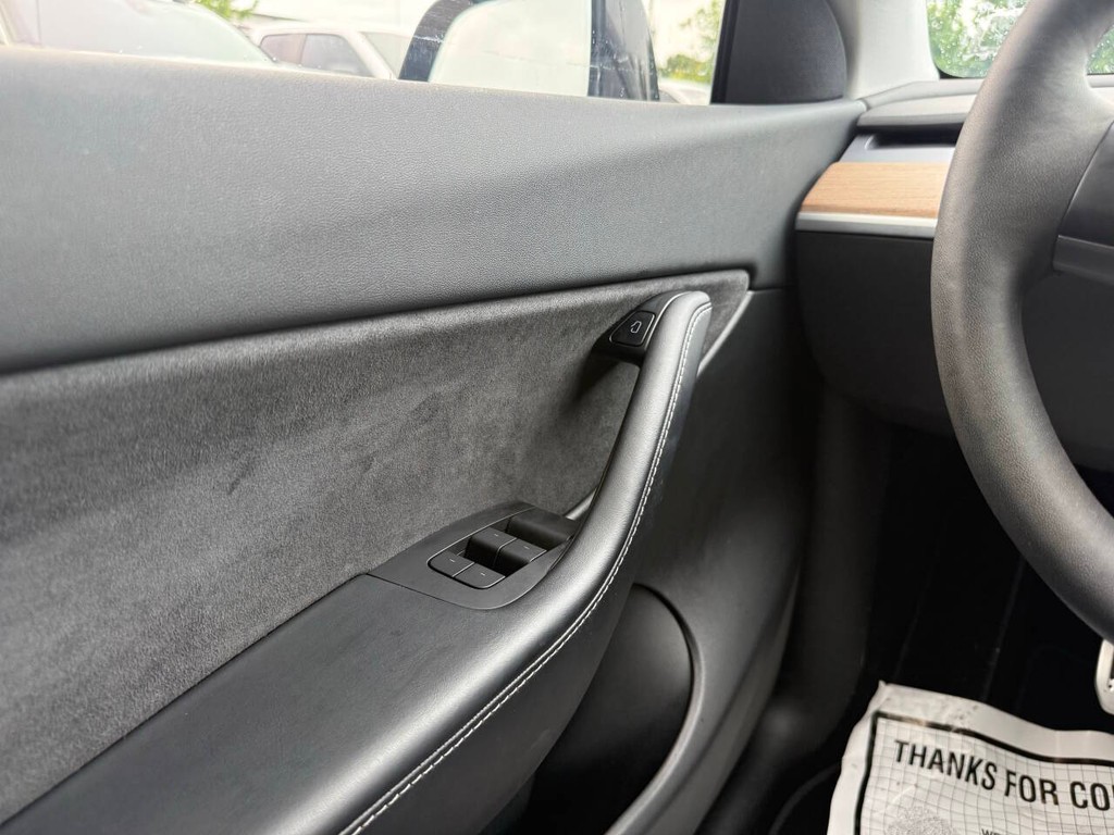 Tesla Model Y Vehicle Full-screen Gallery Image 31