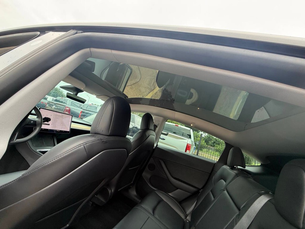 Tesla Model Y Vehicle Full-screen Gallery Image 32