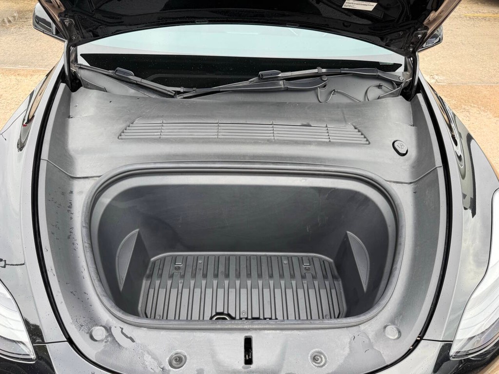 Tesla Model Y Vehicle Full-screen Gallery Image 35