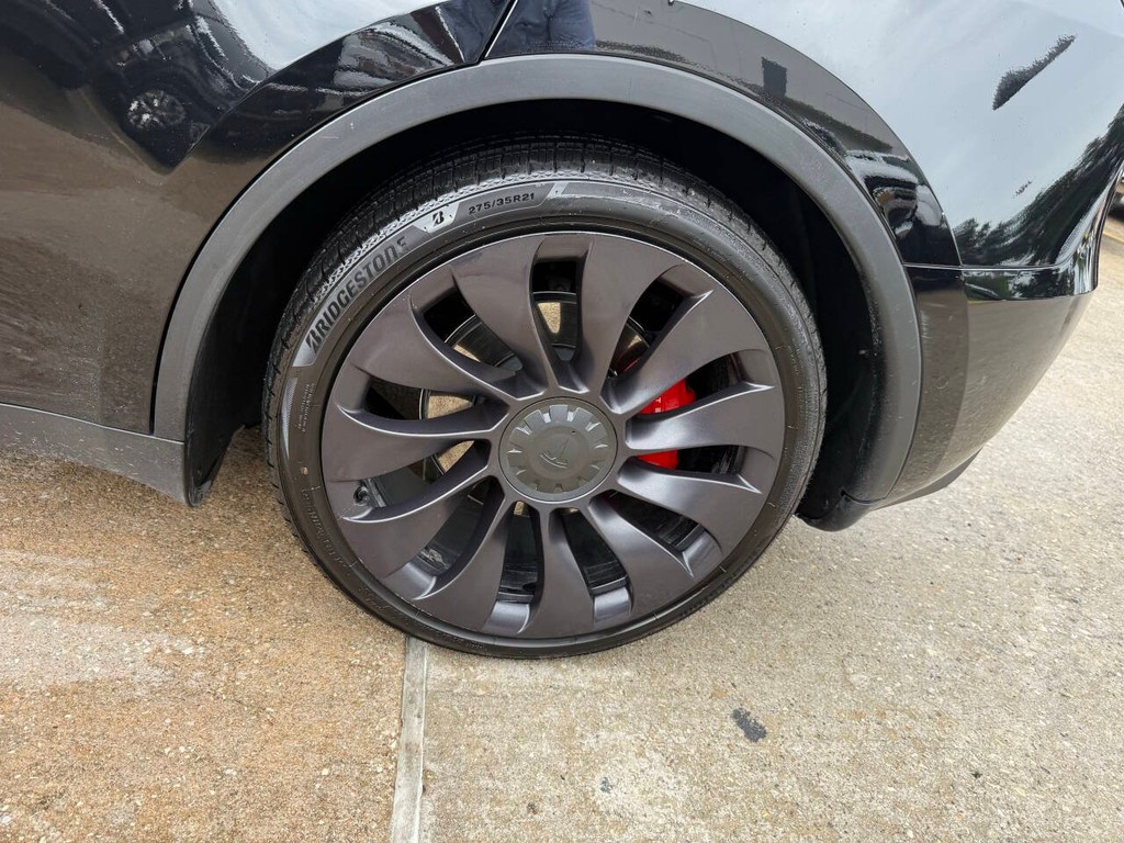 Tesla Model Y Vehicle Full-screen Gallery Image 36