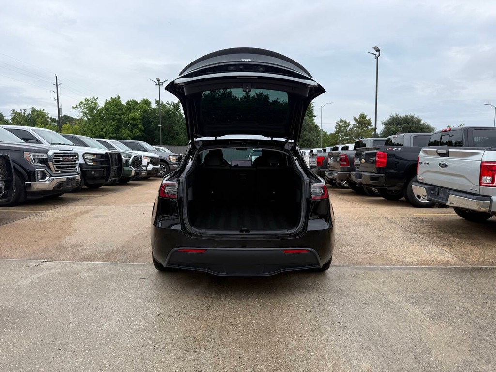 Tesla Model Y Vehicle Full-screen Gallery Image 37