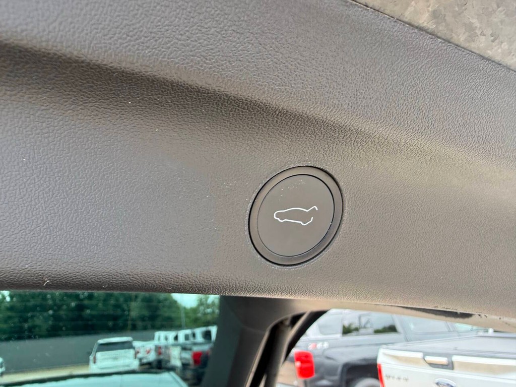 Tesla Model Y Vehicle Full-screen Gallery Image 38