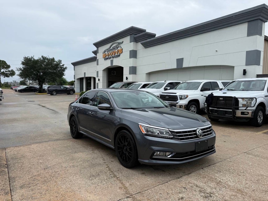 Volkswagen Passat Vehicle Full-screen Gallery Image 02