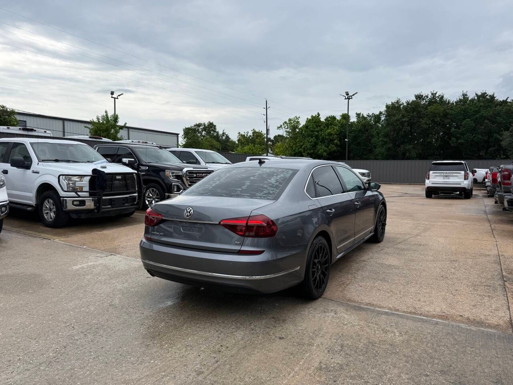 Volkswagen Passat Vehicle Full-screen Gallery Image 05