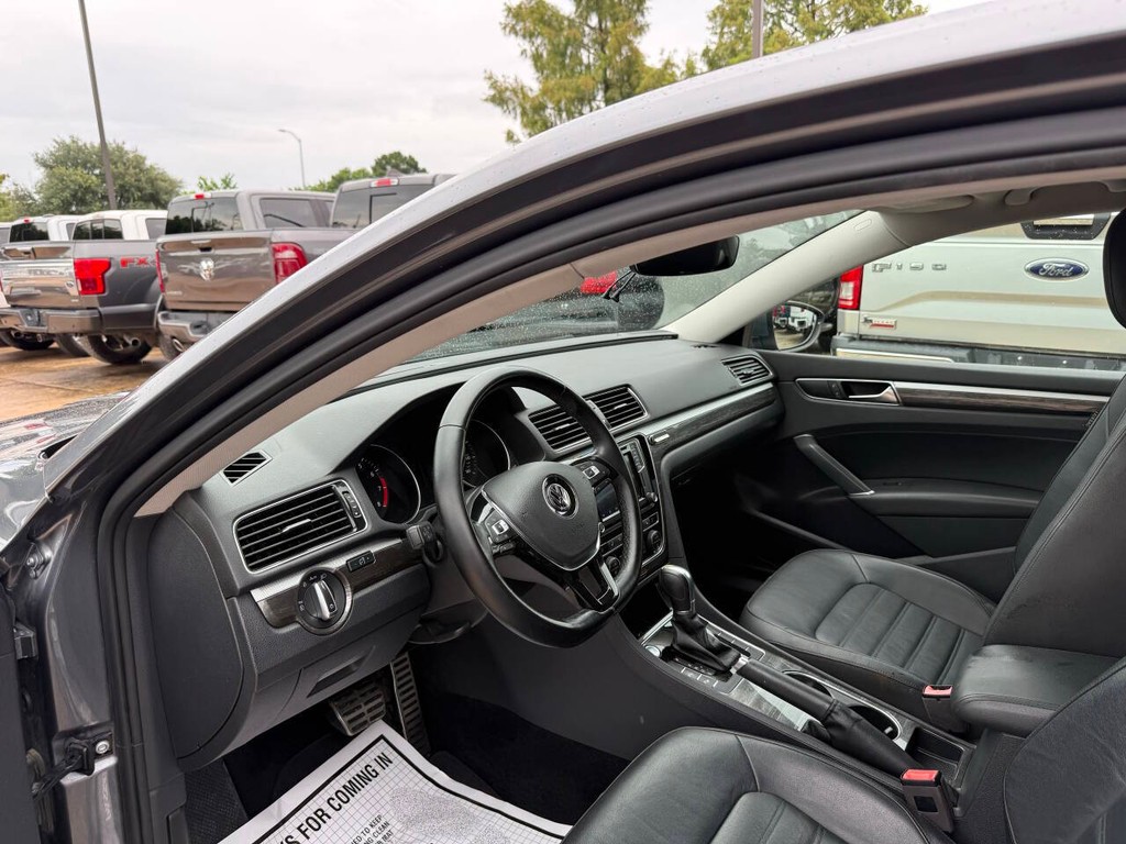Volkswagen Passat Vehicle Full-screen Gallery Image 06