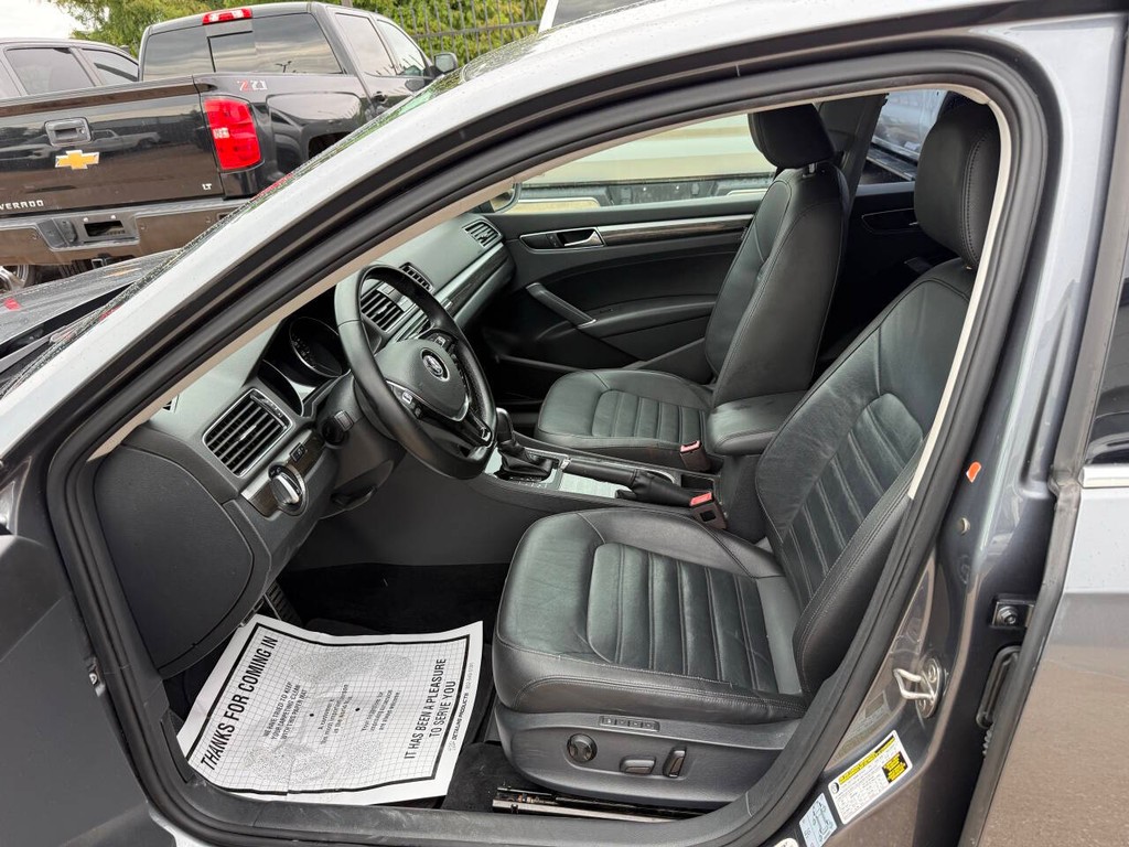Volkswagen Passat Vehicle Full-screen Gallery Image 07
