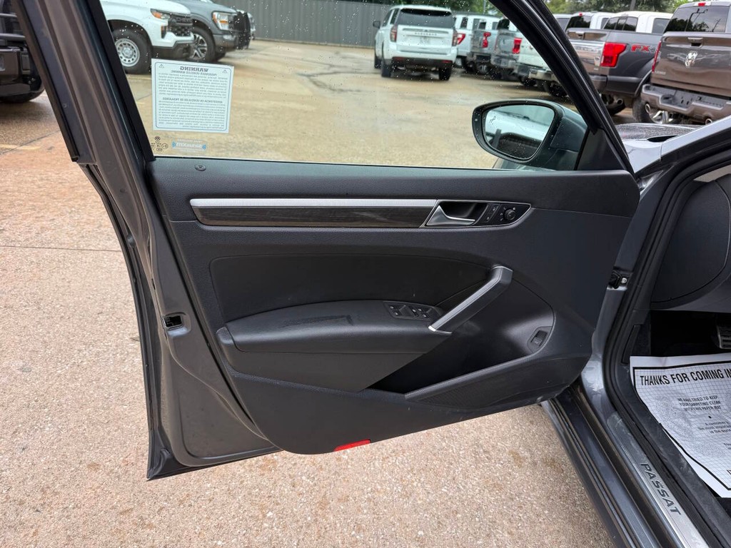 Volkswagen Passat Vehicle Full-screen Gallery Image 08