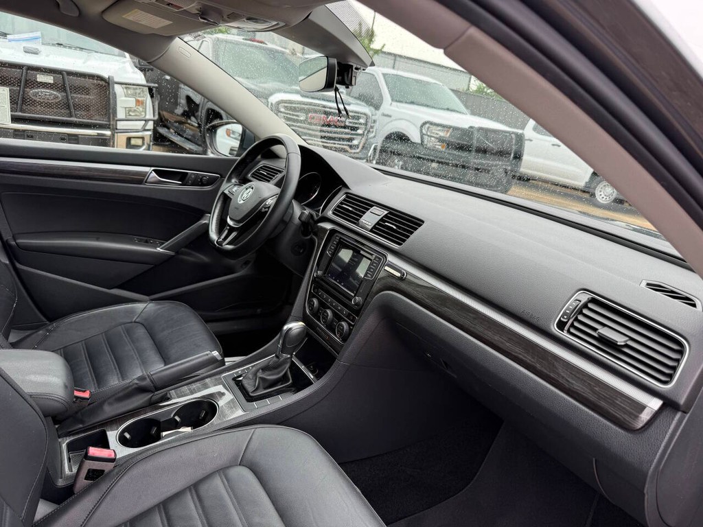 Volkswagen Passat Vehicle Full-screen Gallery Image 09