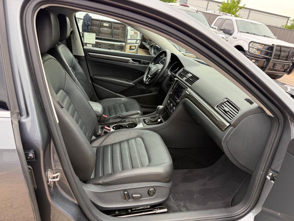 Volkswagen Passat Vehicle Full-screen Gallery Image 10