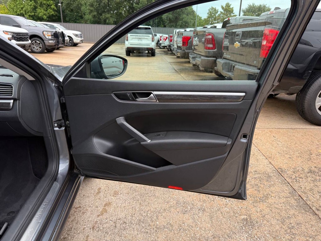 Volkswagen Passat Vehicle Full-screen Gallery Image 11