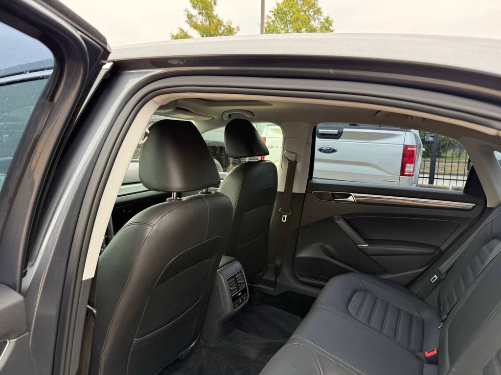 Volkswagen Passat Vehicle Full-screen Gallery Image 12