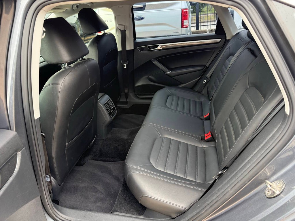 Volkswagen Passat Vehicle Full-screen Gallery Image 13