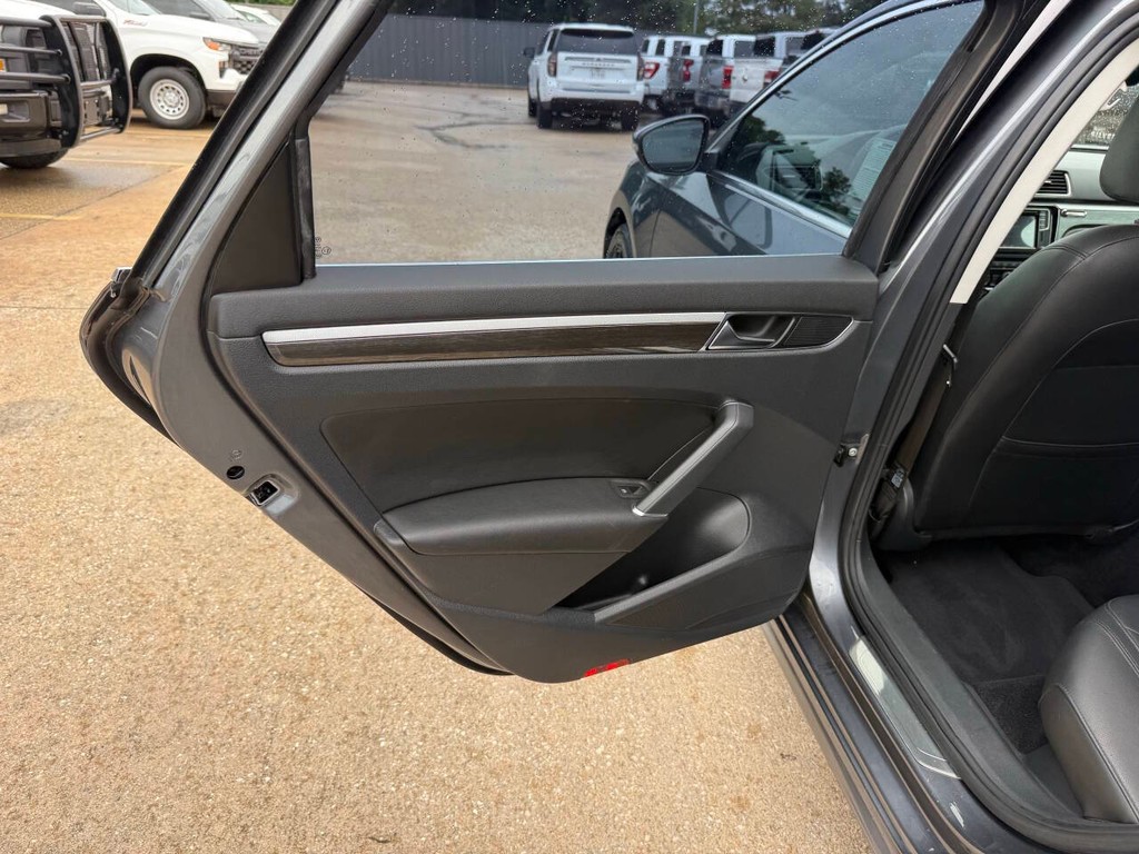 Volkswagen Passat Vehicle Full-screen Gallery Image 14