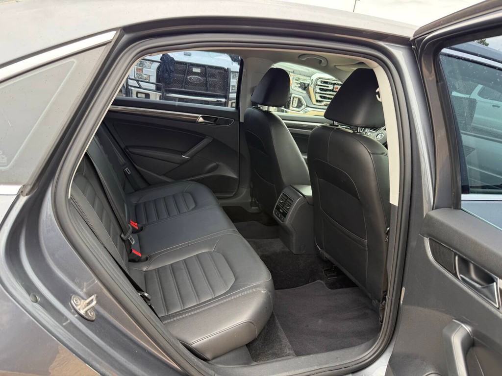 Volkswagen Passat Vehicle Full-screen Gallery Image 15