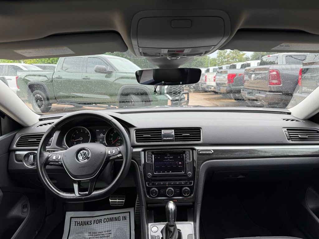 Volkswagen Passat Vehicle Full-screen Gallery Image 16