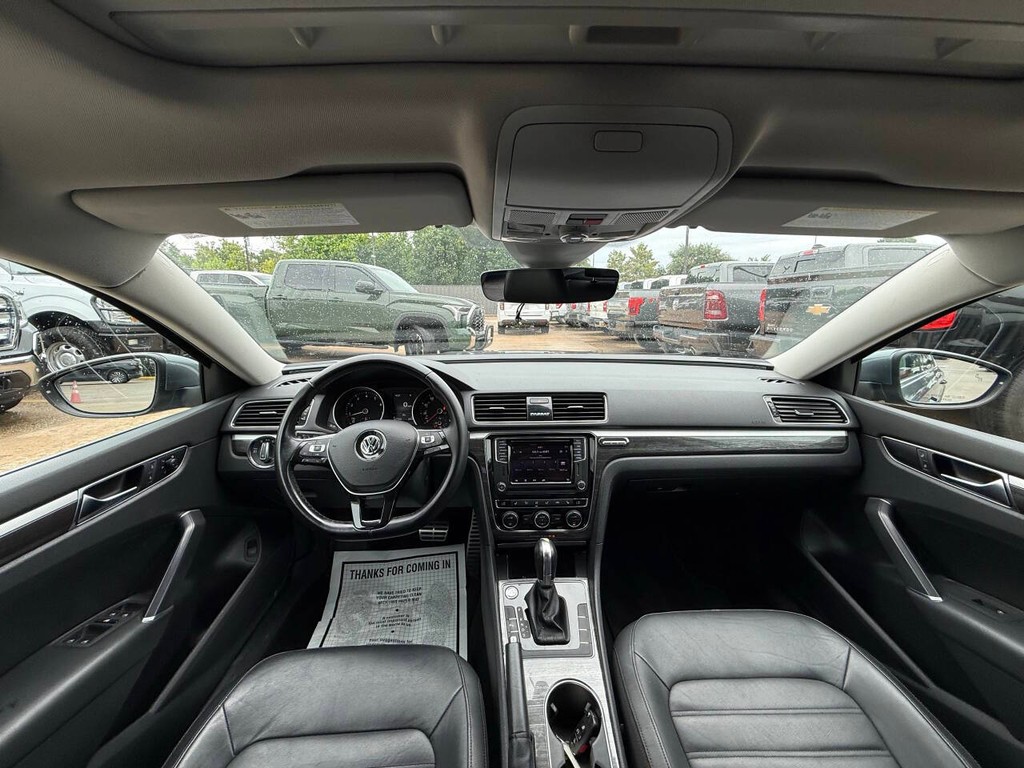 Volkswagen Passat Vehicle Full-screen Gallery Image 17