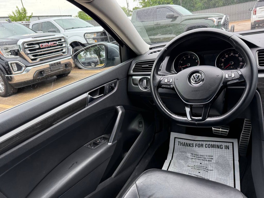 Volkswagen Passat Vehicle Full-screen Gallery Image 18