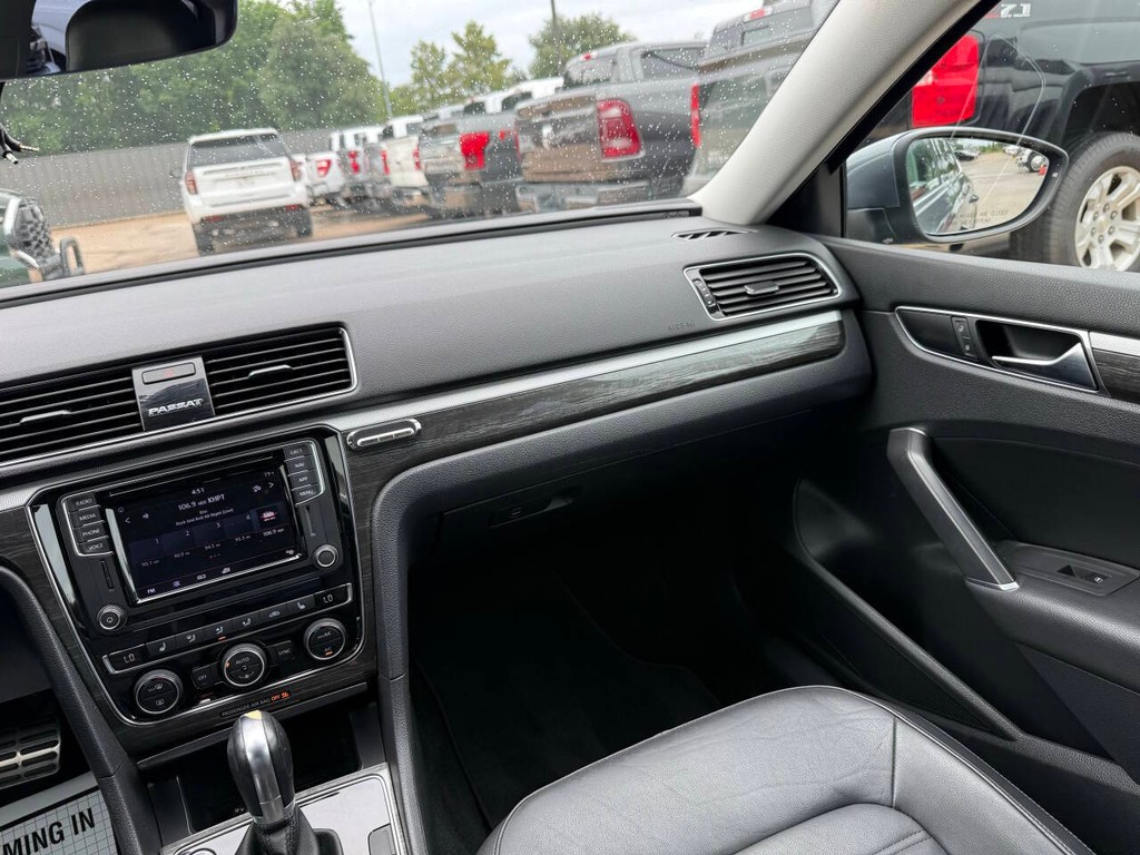 Volkswagen Passat Vehicle Full-screen Gallery Image 19