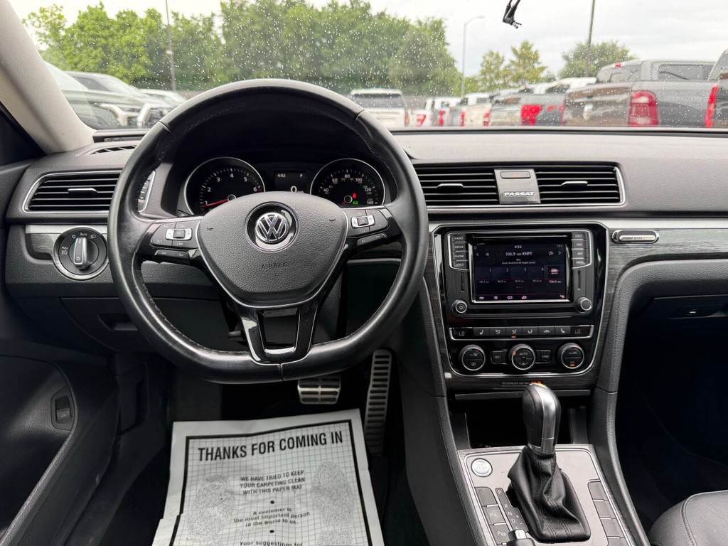 Volkswagen Passat Vehicle Full-screen Gallery Image 20