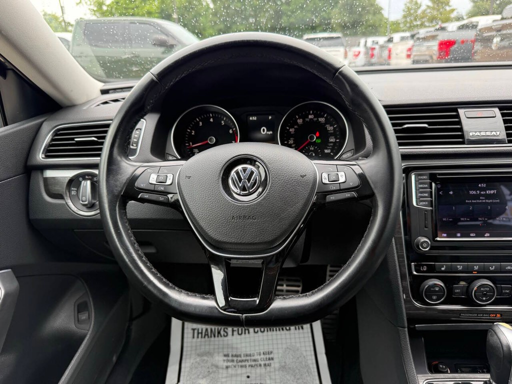 Volkswagen Passat Vehicle Full-screen Gallery Image 21