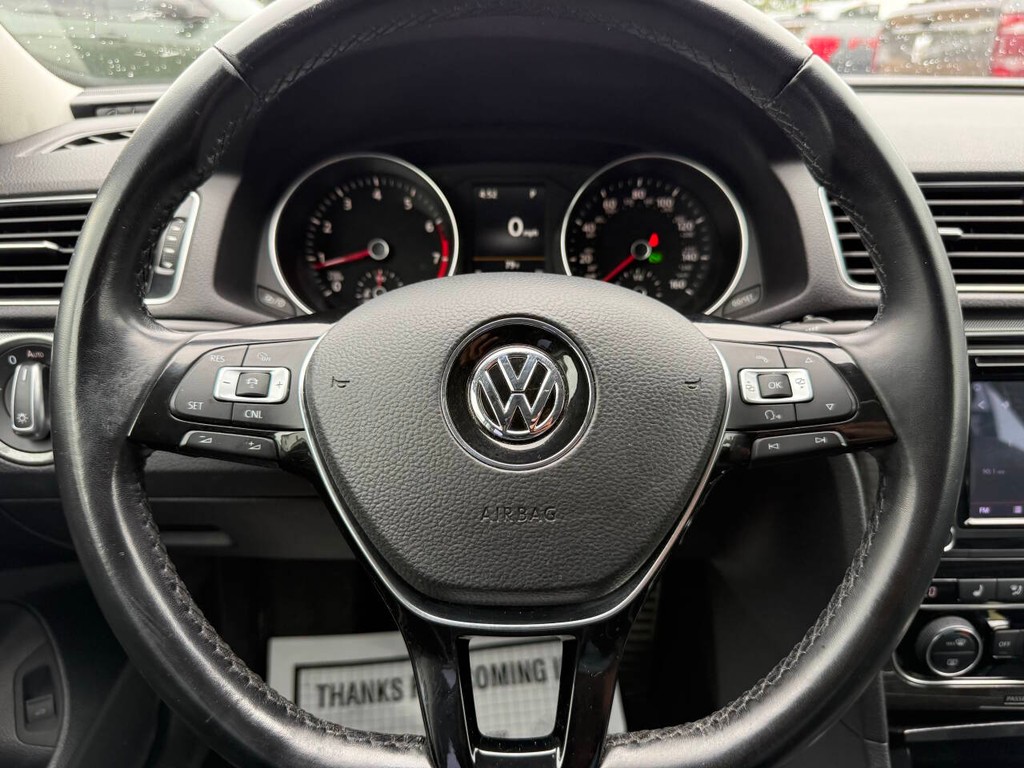 Volkswagen Passat Vehicle Full-screen Gallery Image 22