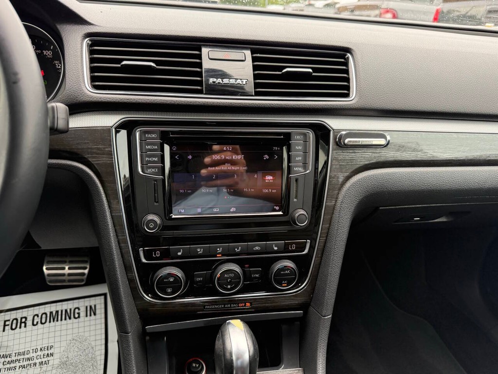 Volkswagen Passat Vehicle Full-screen Gallery Image 23