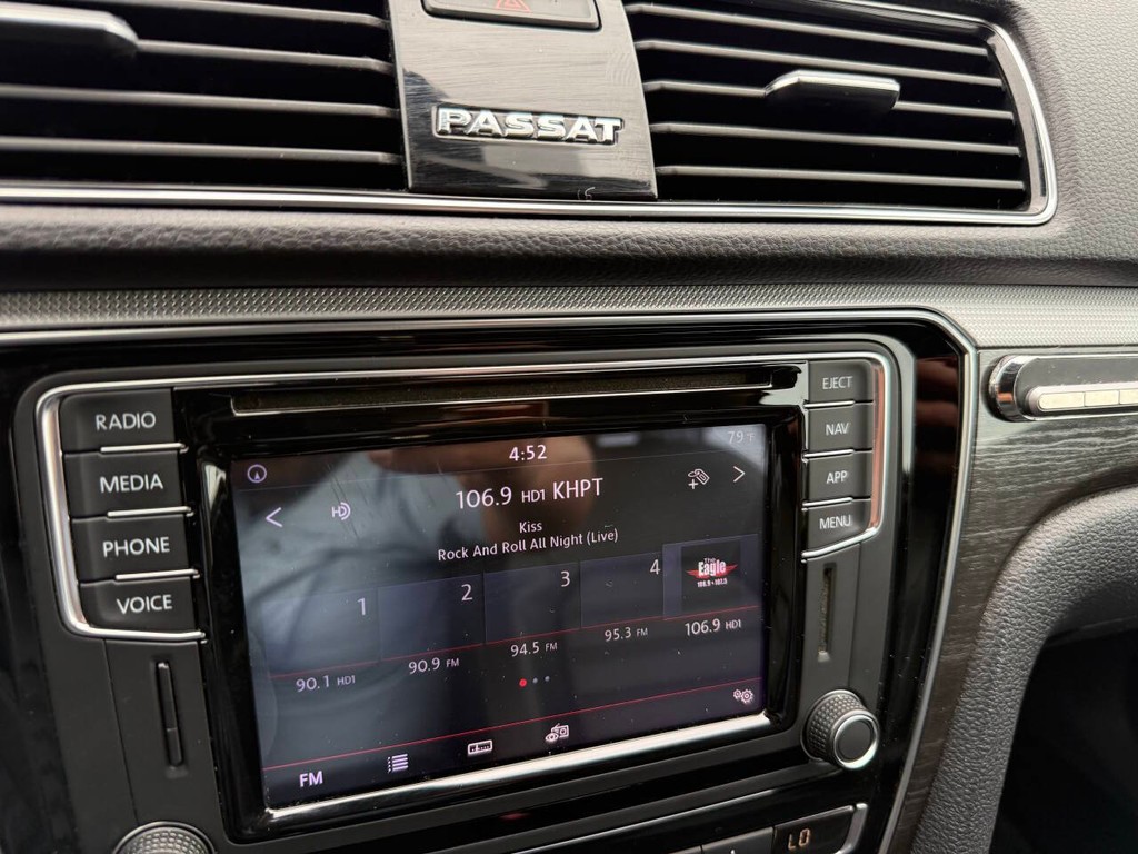 Volkswagen Passat Vehicle Full-screen Gallery Image 24