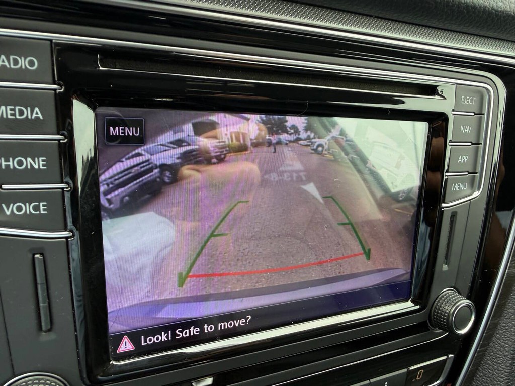 Volkswagen Passat Vehicle Full-screen Gallery Image 25