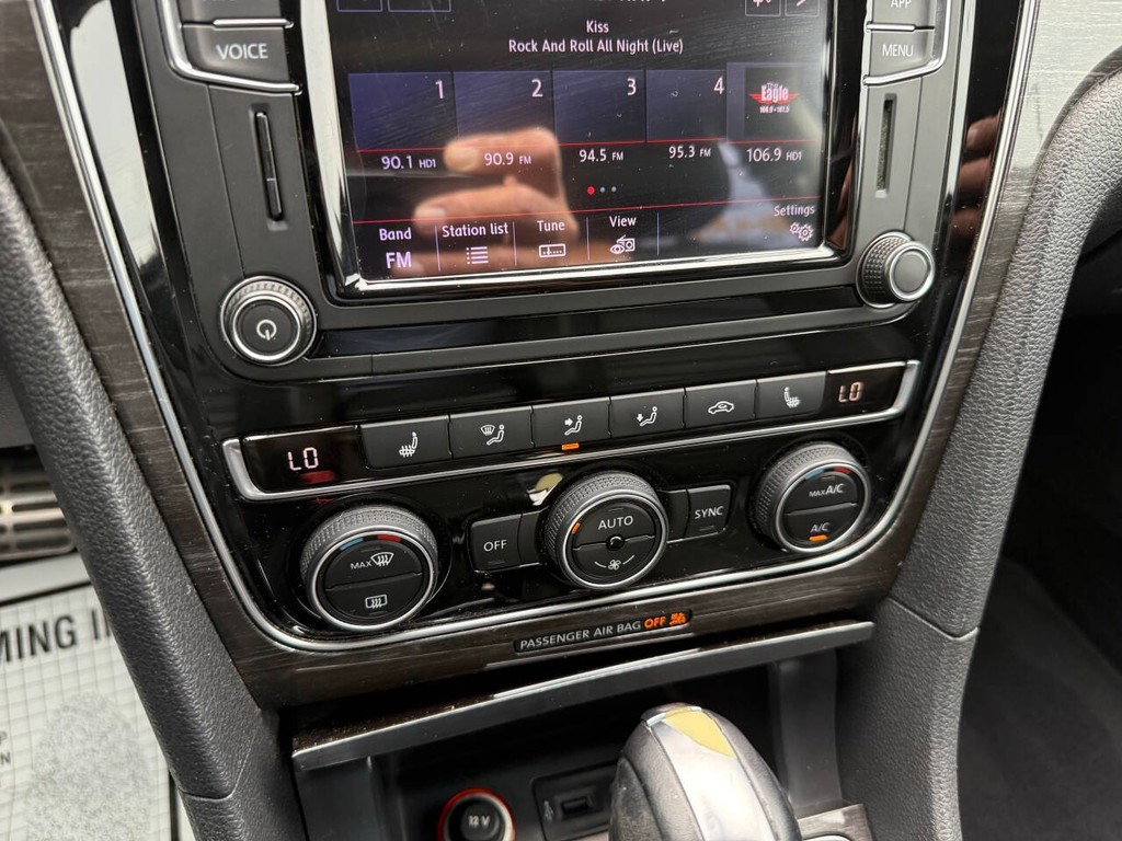 Volkswagen Passat Vehicle Full-screen Gallery Image 26
