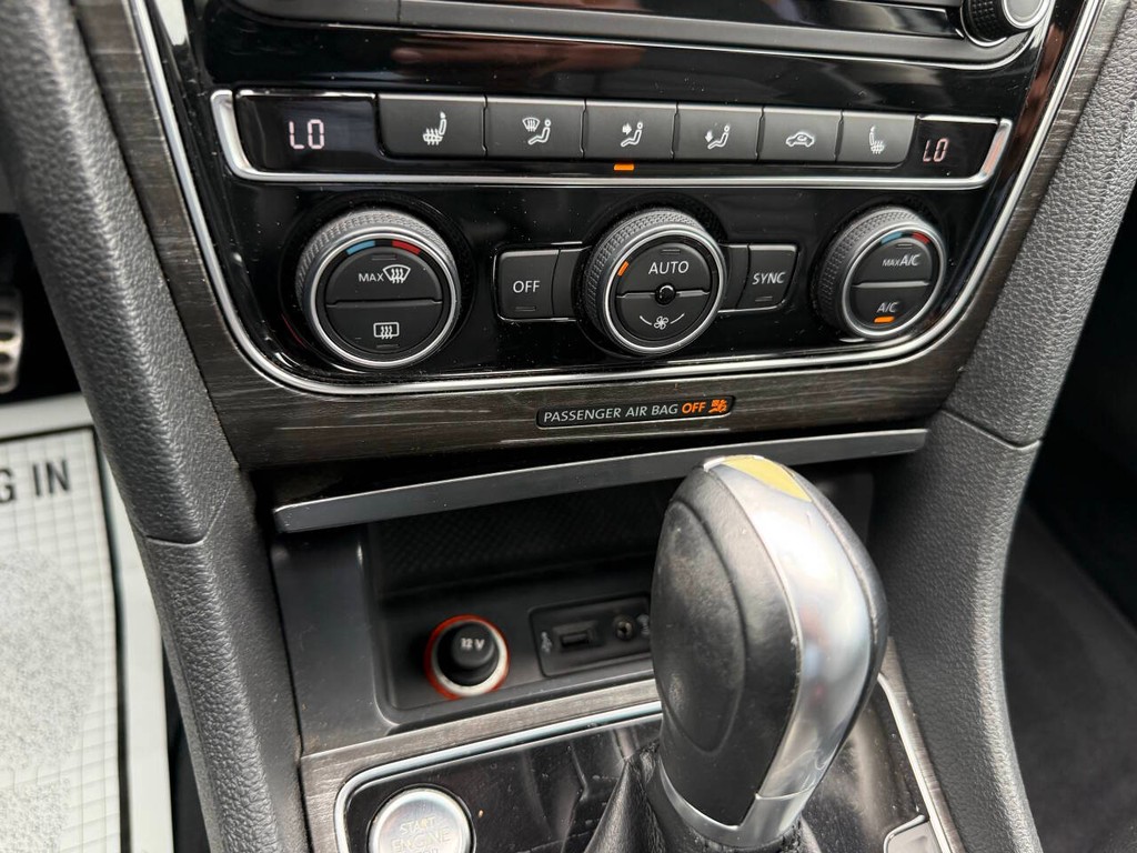 Volkswagen Passat Vehicle Full-screen Gallery Image 27