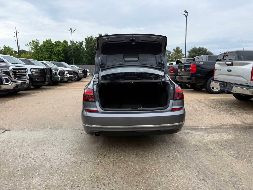 Volkswagen Passat Vehicle Full-screen Gallery Image 35