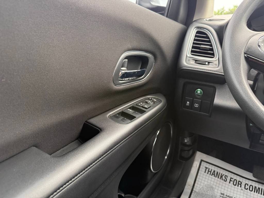 Honda HR-V Vehicle Full-screen Gallery Image 30