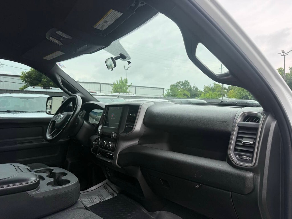 Ram 2500 Vehicle Full-screen Gallery Image 09