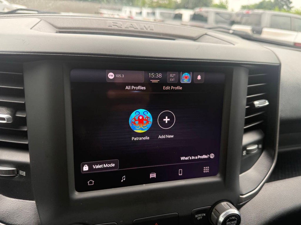 Ram 2500 Vehicle Full-screen Gallery Image 26