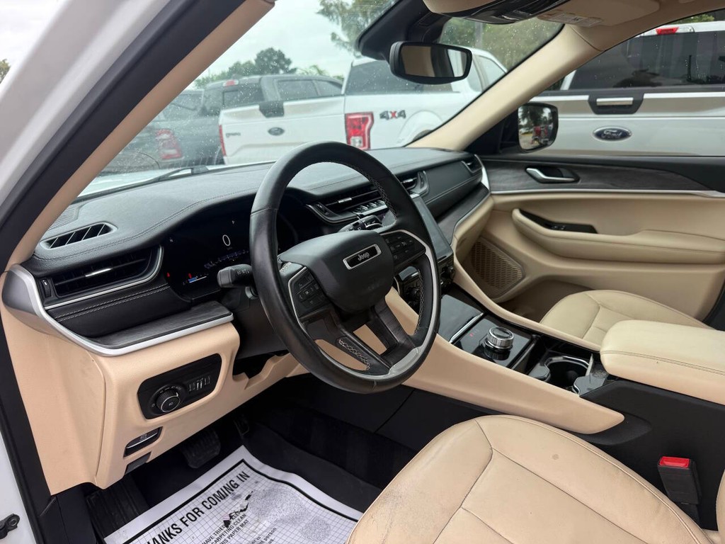 Jeep Grand Cherokee L Vehicle Full-screen Gallery Image 06